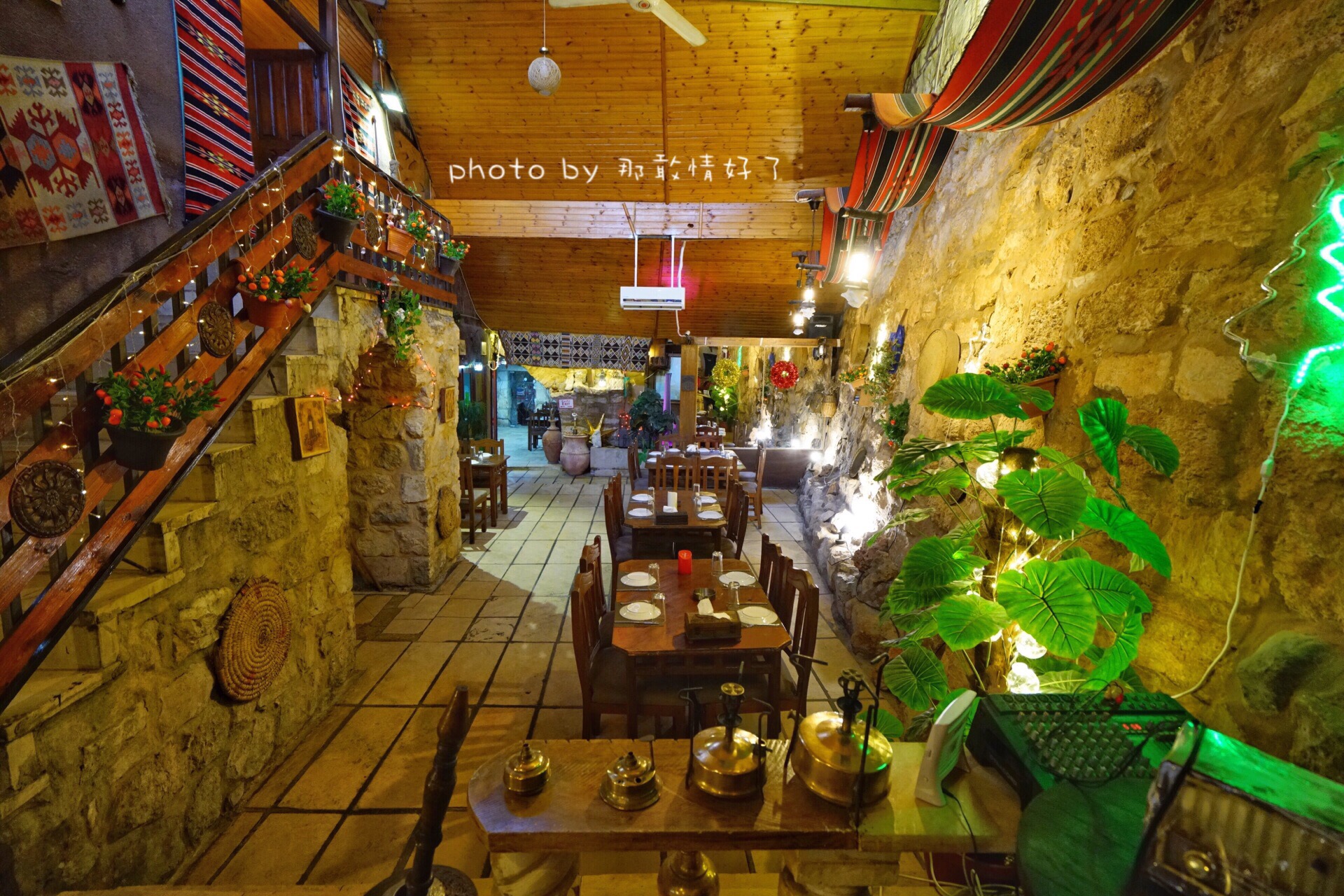 约旦小城马代巴必吃餐厅，倚靠300年教堂  马代巴是圣经中记载的小城，因为耶稣传教才有了这里。小城人