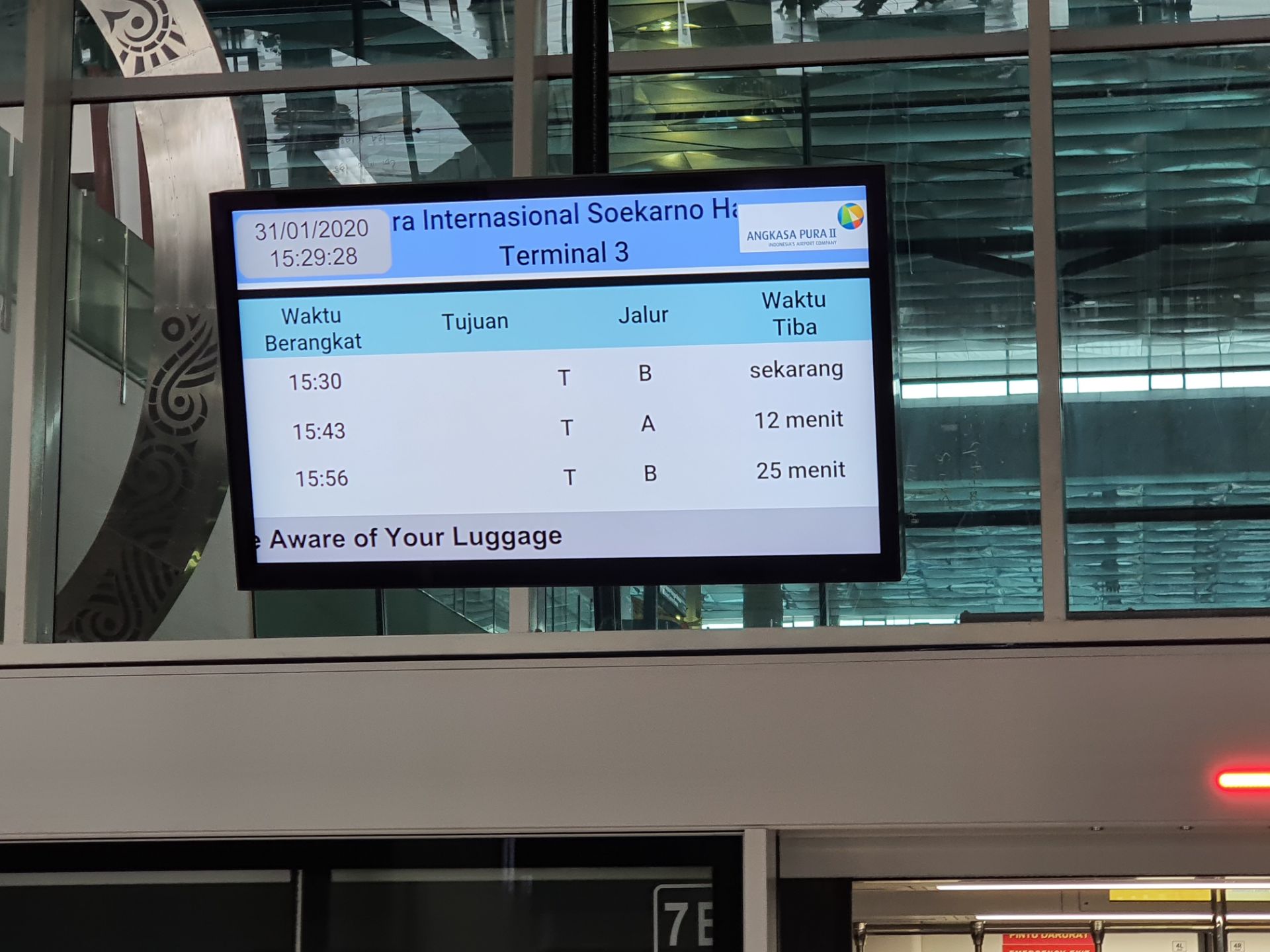 【雅加达国际机场轻轨】来回三个航站楼的轻轨，平均12-25分钟有一班，很方便，并且是免费的。站台的保