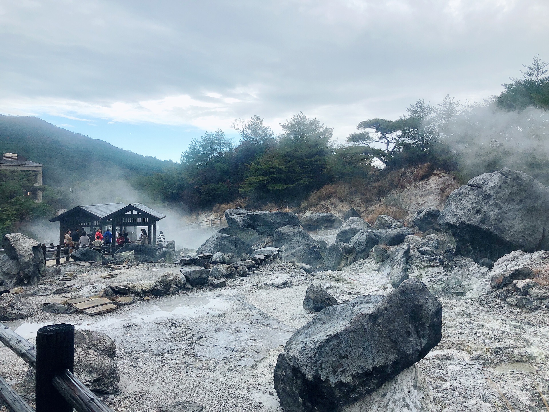 云仙地狱不是真的地狱，而是日本著名的温泉地。这里约有30个观光景点，水气喷射，白烟袅袅，烟雾缭绕，到