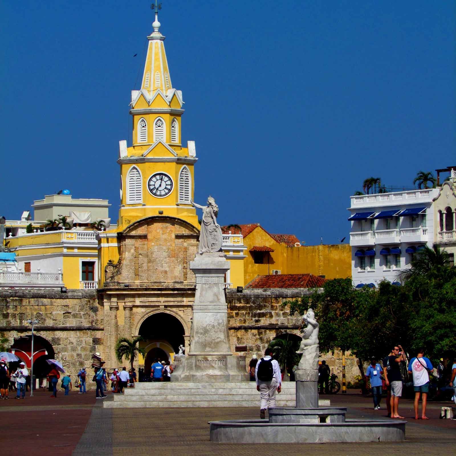 钟楼纪念碑 (Puerta del Reloj) 是哥伦比亚卡塔赫纳历史中心的主要城市大门，也是设防