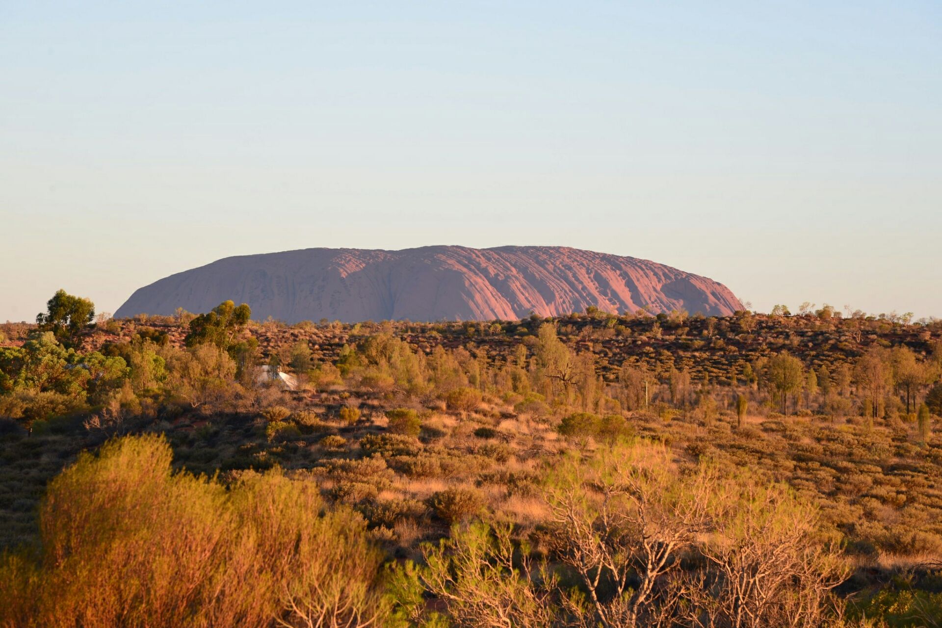 澳大利亚的标志大红岩，就是世界的未解之谜，太神奇了，只有亲身来到这里，才能感受它的魅力。