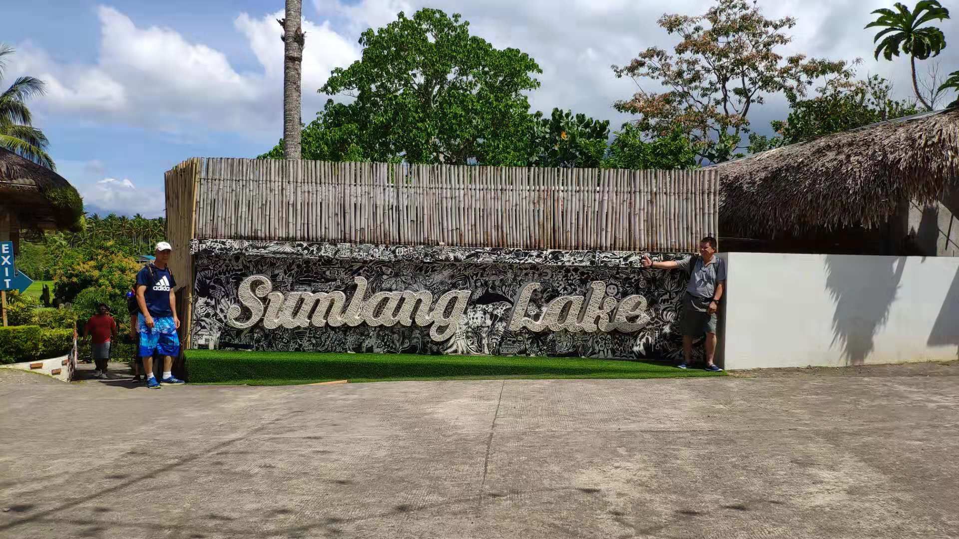 Sumlang Lake位于菲律宾黎牙实比市，相对于马荣火山、达拉加教堂、Cagsawa遗址等知名景