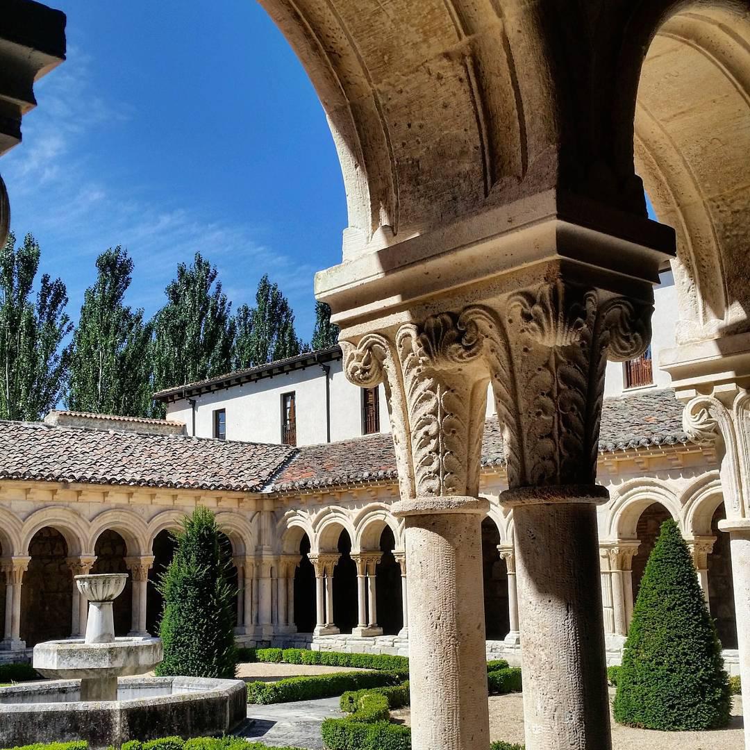拉斯乌埃尔加斯修道院—高地位的修道院  地址：Abbey of Santa María la Rea