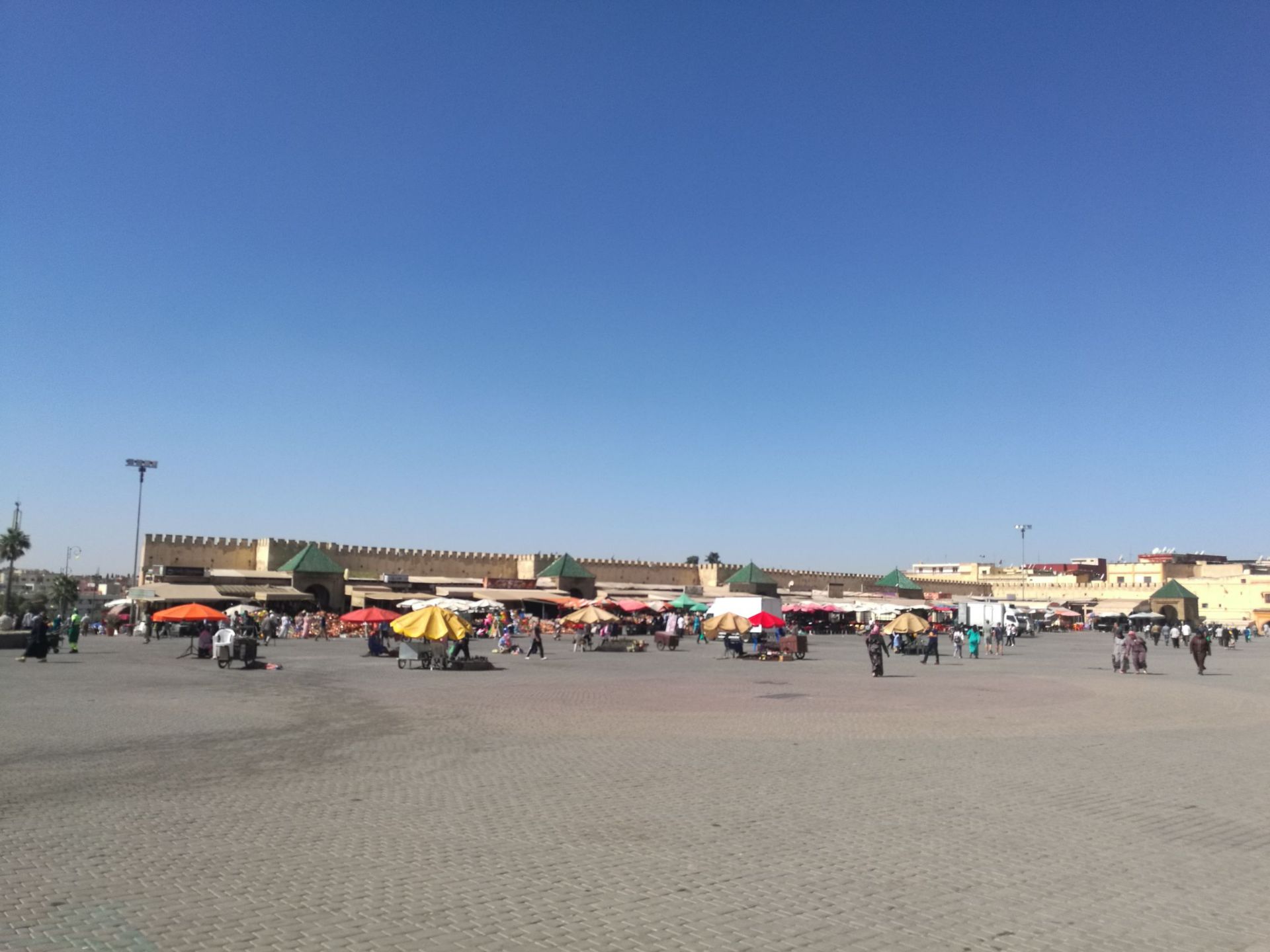 梅内克斯，摩洛哥的首都，麦地那就是摩洛哥人民的老城的意思，有一个很大的广场，到处都是买卖商品的小贩们