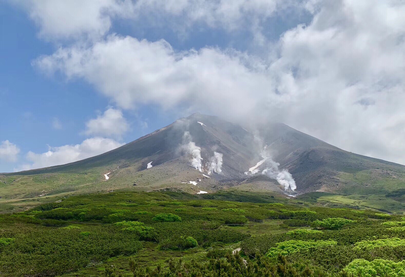北海道仲夏之旅——旭岳大雪山，是北海道的最高峰，海拔可达2290米，被称为“北海道屋脊”，至今仍是一