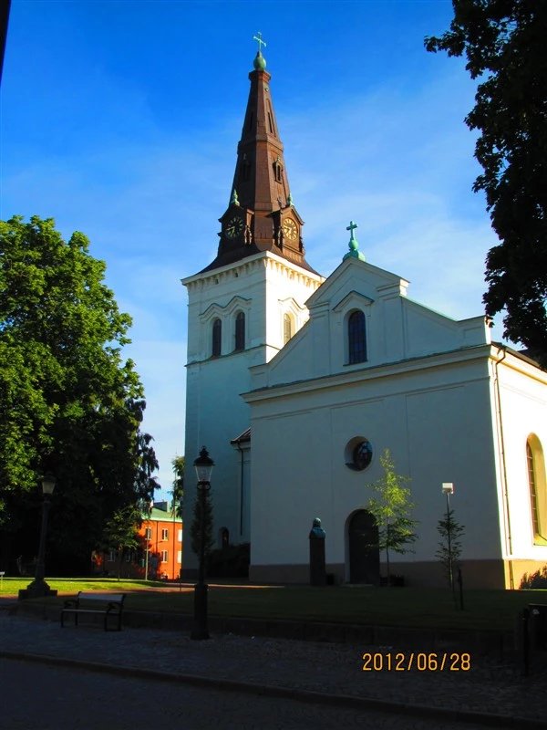 卡尔斯塔德小镇掠影之二 卡尔斯塔德大教堂是一处外观主题呈白色的教堂，矗立在卡尔斯塔德的蓝天、绿地之间