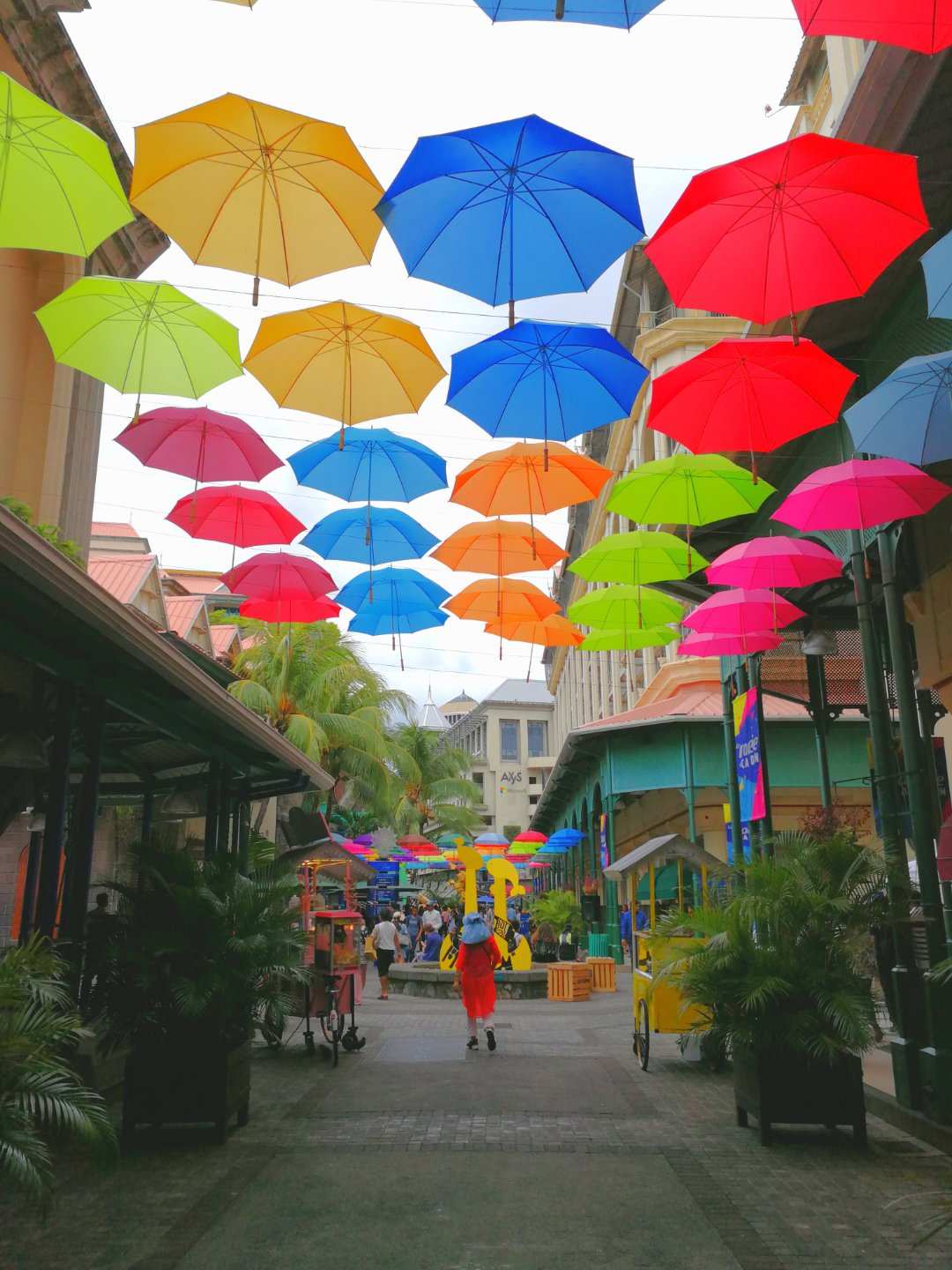 毛里求斯首都路易港最大的地标性建筑群，蔻丹广场是毛岛代表性的商业艺术文化中心。各色的花伞点缀着湛蓝的