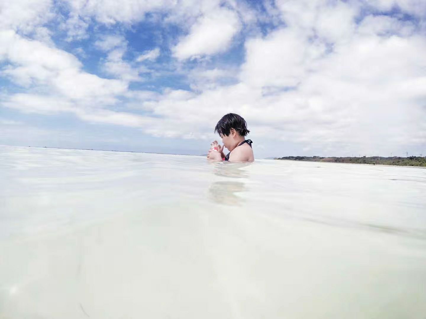 Kondoi海滩是竹富岛最好的海滩，被誉为日本前10大海滩之一，海水透明度极高，沙子也特别轻柔细软。