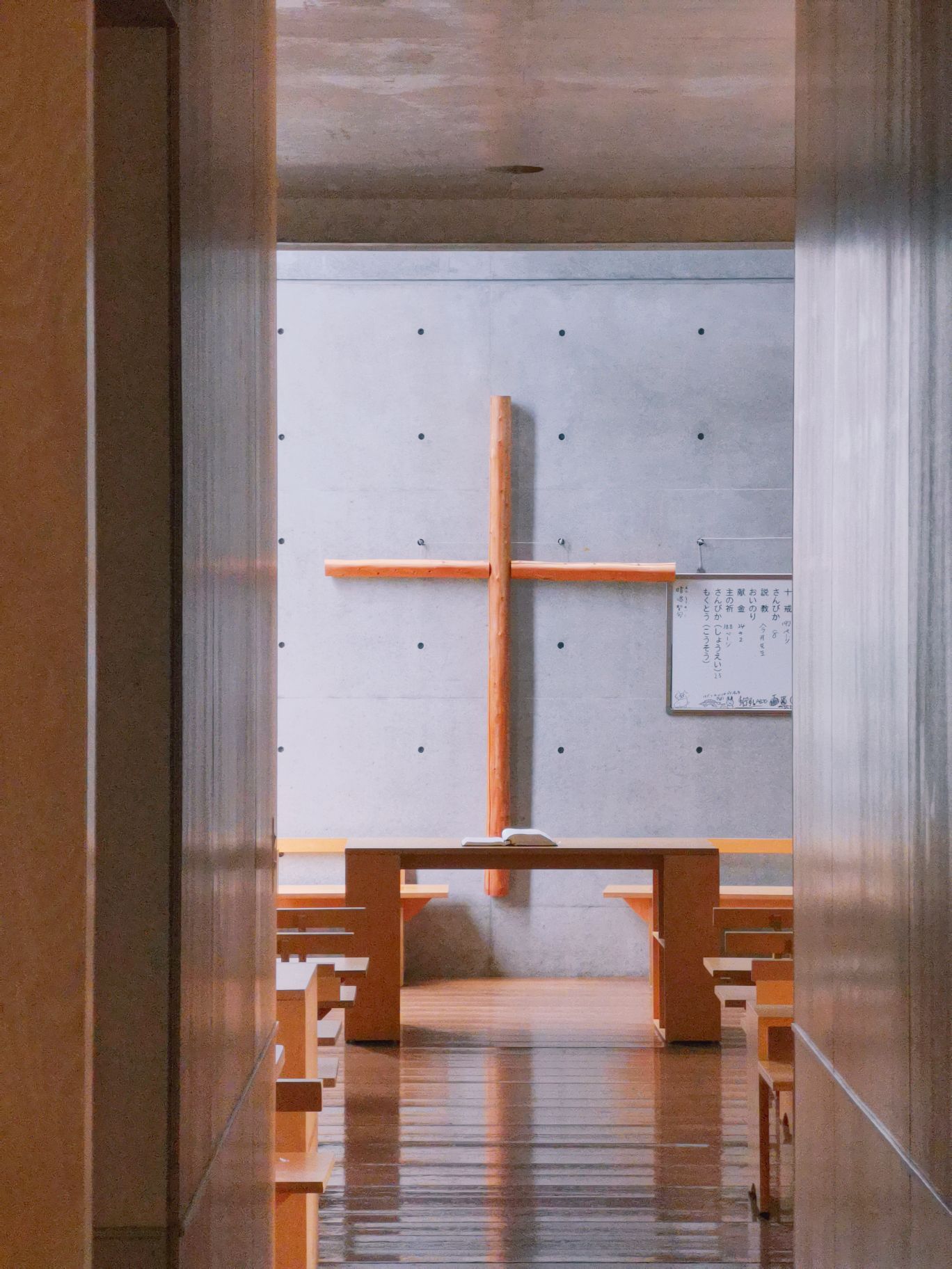 日本光之教堂是安藤忠雄很杰出的设计  光影的魅力让人平和 虽然不是天主教徒，但在设计方面还是值得一去