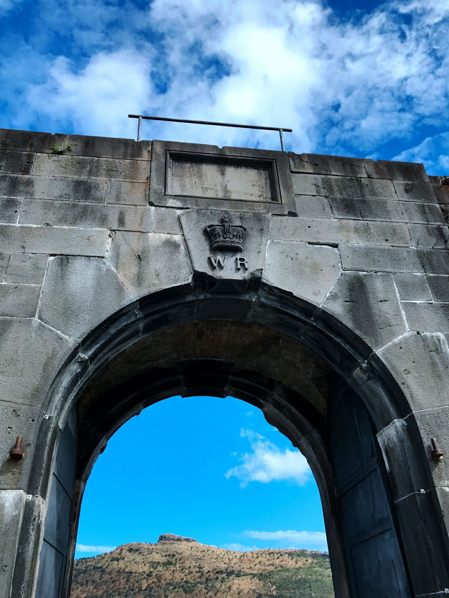 毛里求斯的炮台山是这里最为著名的一处景点，这里在古代曾经是海防重要的堡垒。炮台山顾名思义，居高临下可