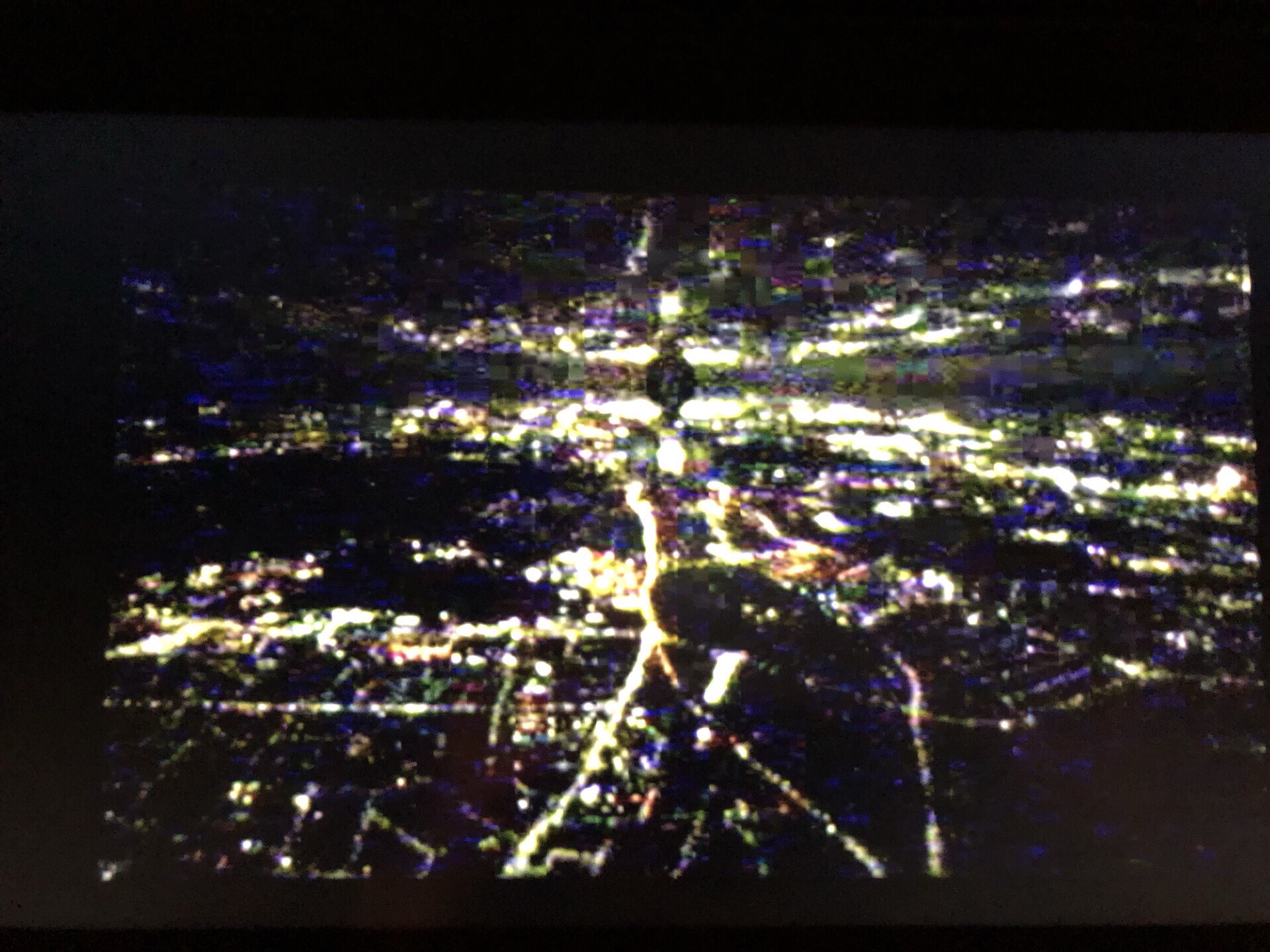 凌晨落地前英国伦敦机场的飞机剪影..  上空仍是灯影闪亮..