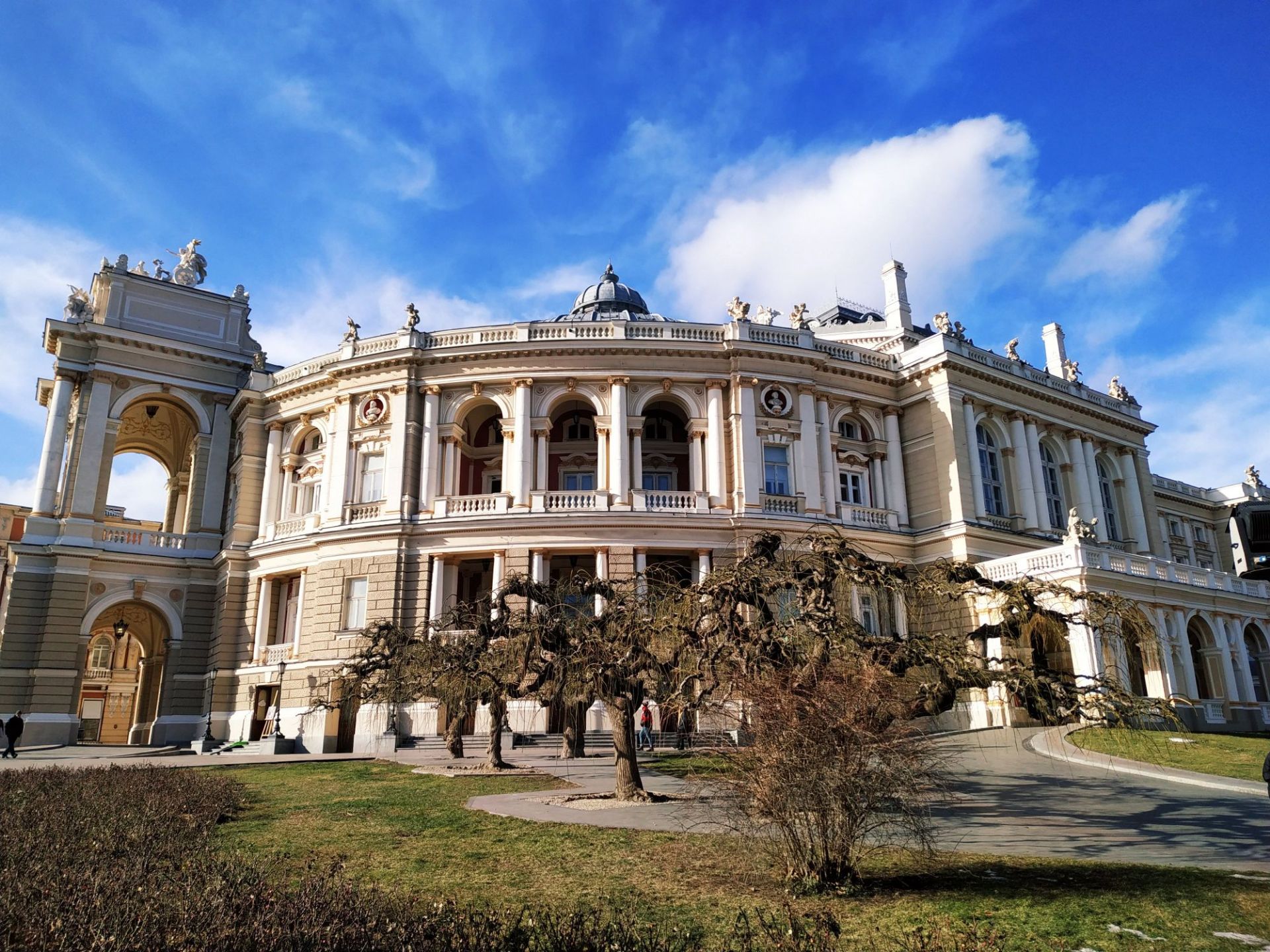 【敖德萨一定不能错过的艺术圣地】 1.敖德萨歌剧院 （Odessa Opera House）位于敖德