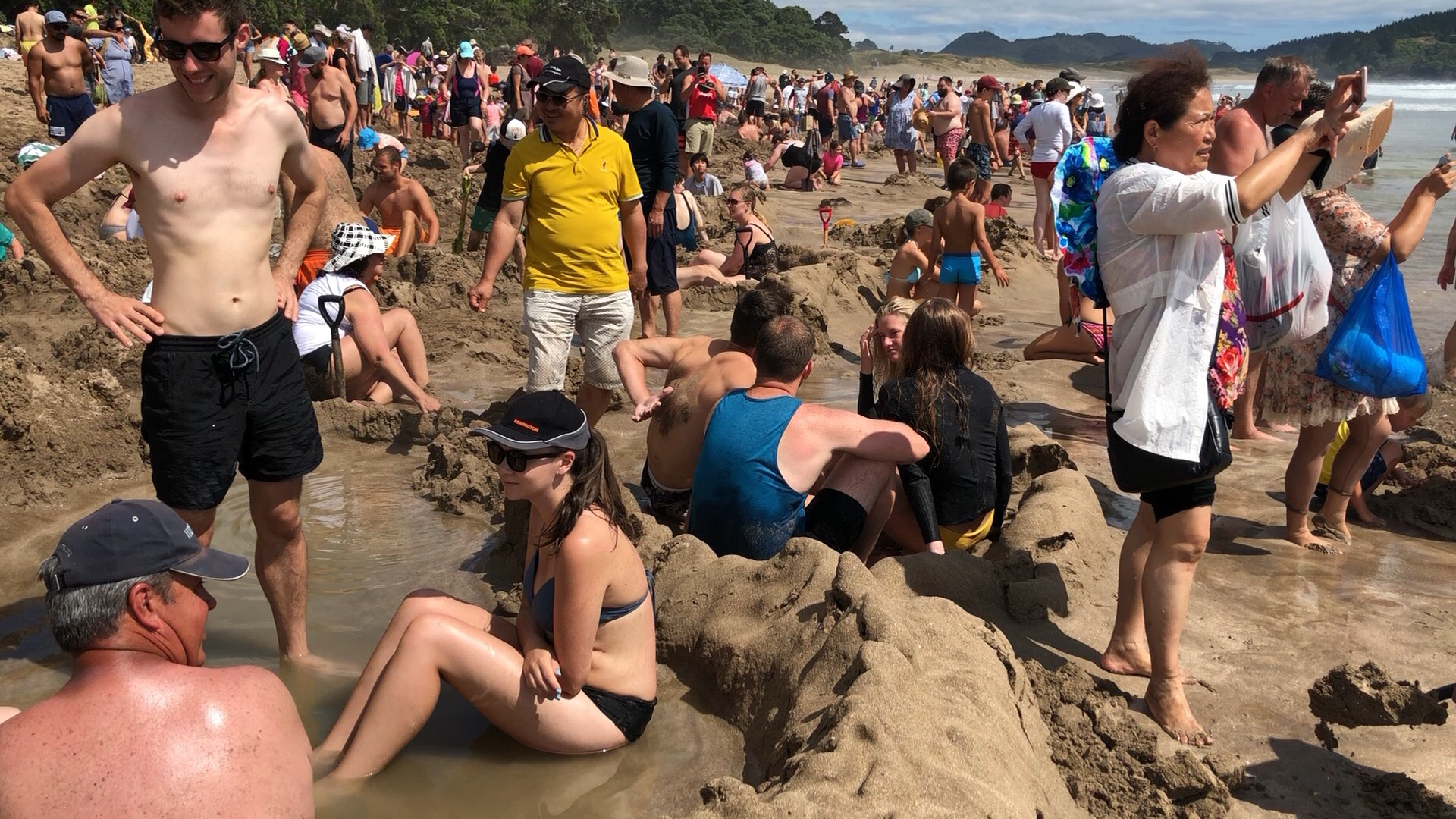 新西兰🇳🇿 的热沙滩 . 非常神奇 随便在海滩挖个坑就是温泉♨️