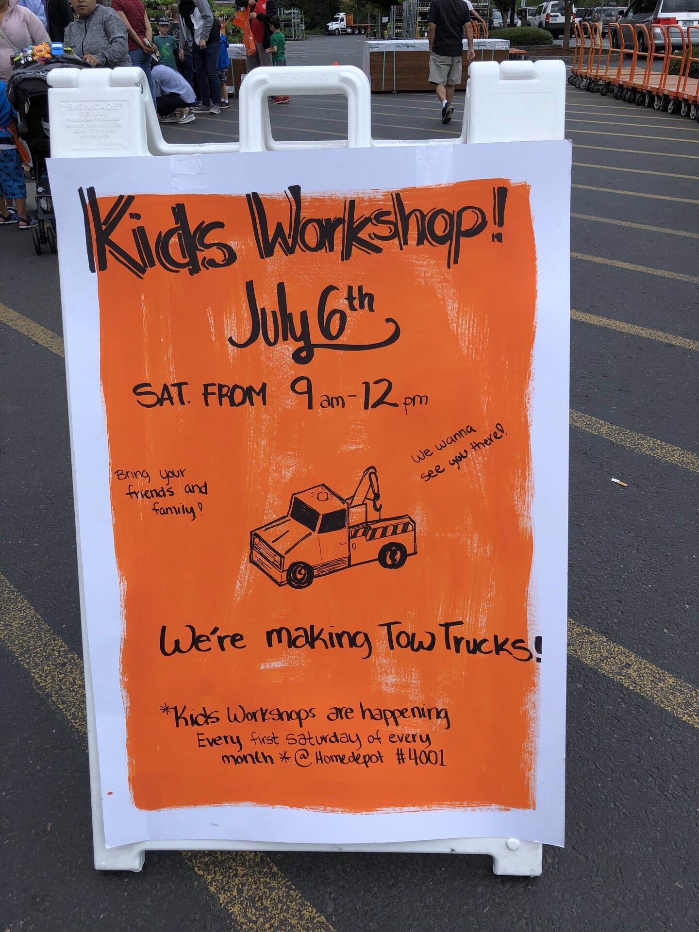 每月的第一个周六，Home Depot都会有kids workshop手工活动，免费的噢……😄