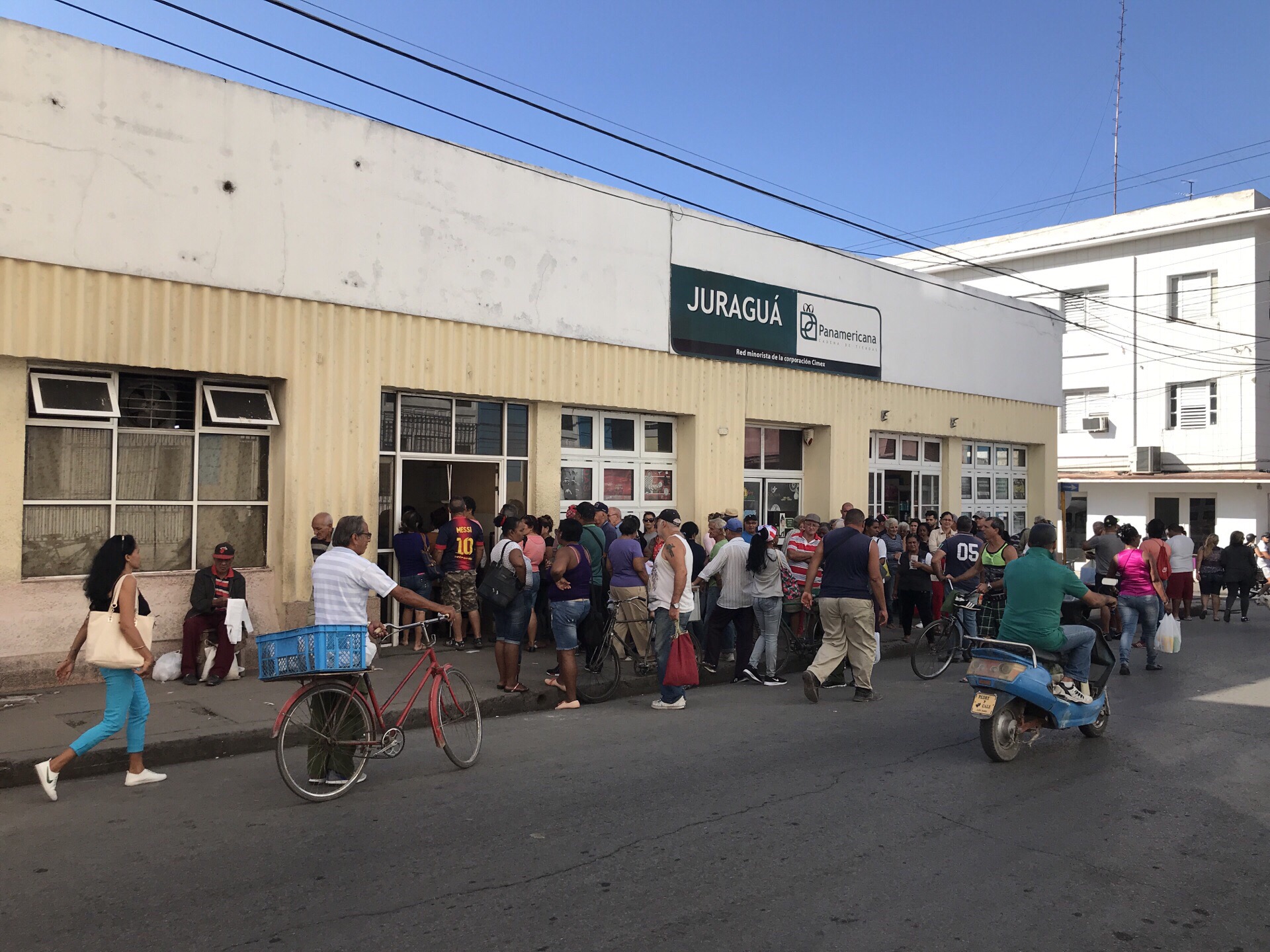#排队的人群# 你知道这些人为什么排队吗？为了买面包！古巴的面包是定量供应的，属稀缺品。