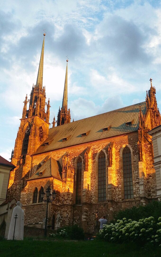 捷克的布尔诺，虽然是捷克的第二大城市，但是很少在游记里被提及，这里的圣保禄主教堂前有一组很漂亮的雕塑