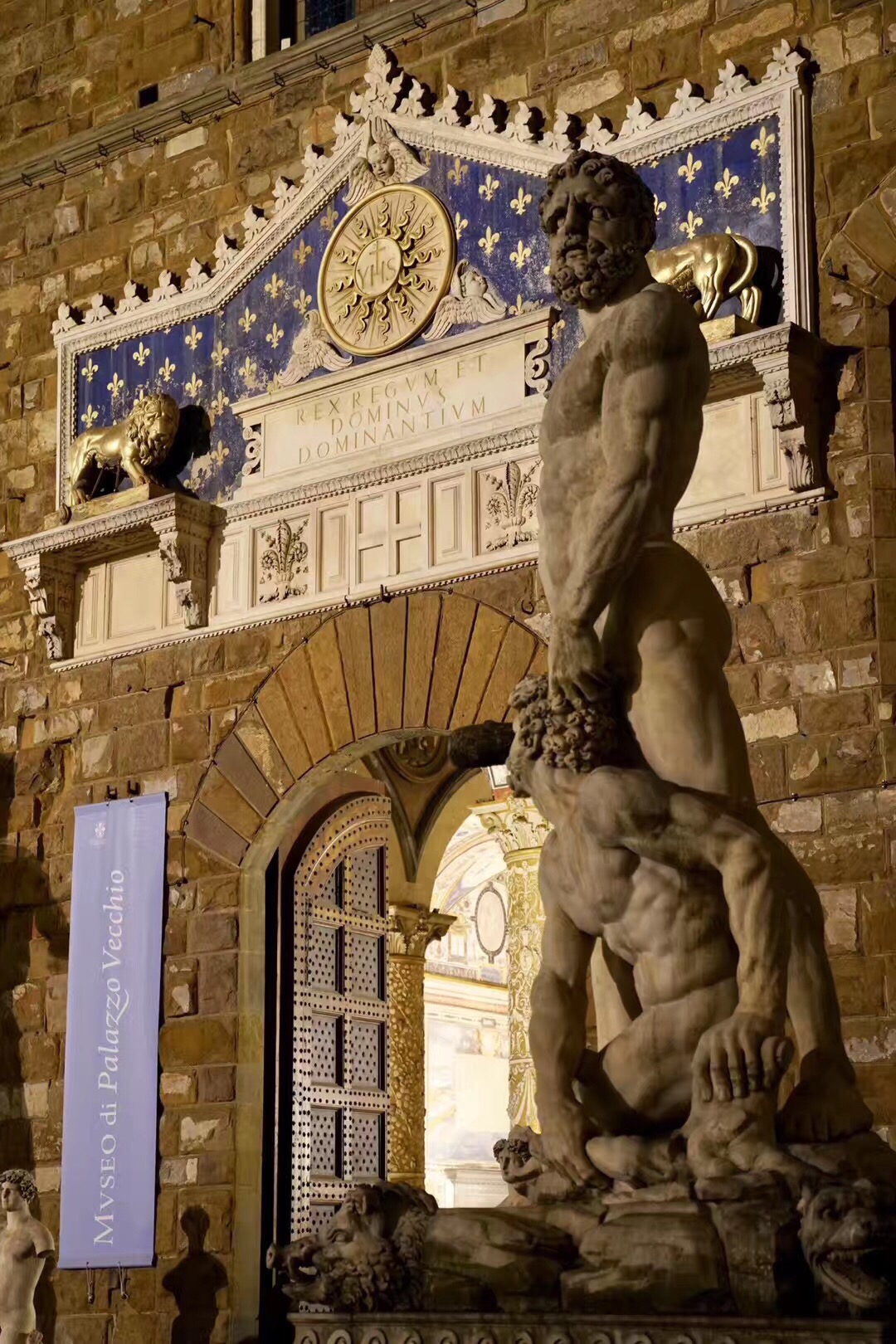 旧宫（Palazzo Vecchio）是意大利佛罗伦萨的市政厅。前门外是米开朗琪罗大卫像的复制品，里
