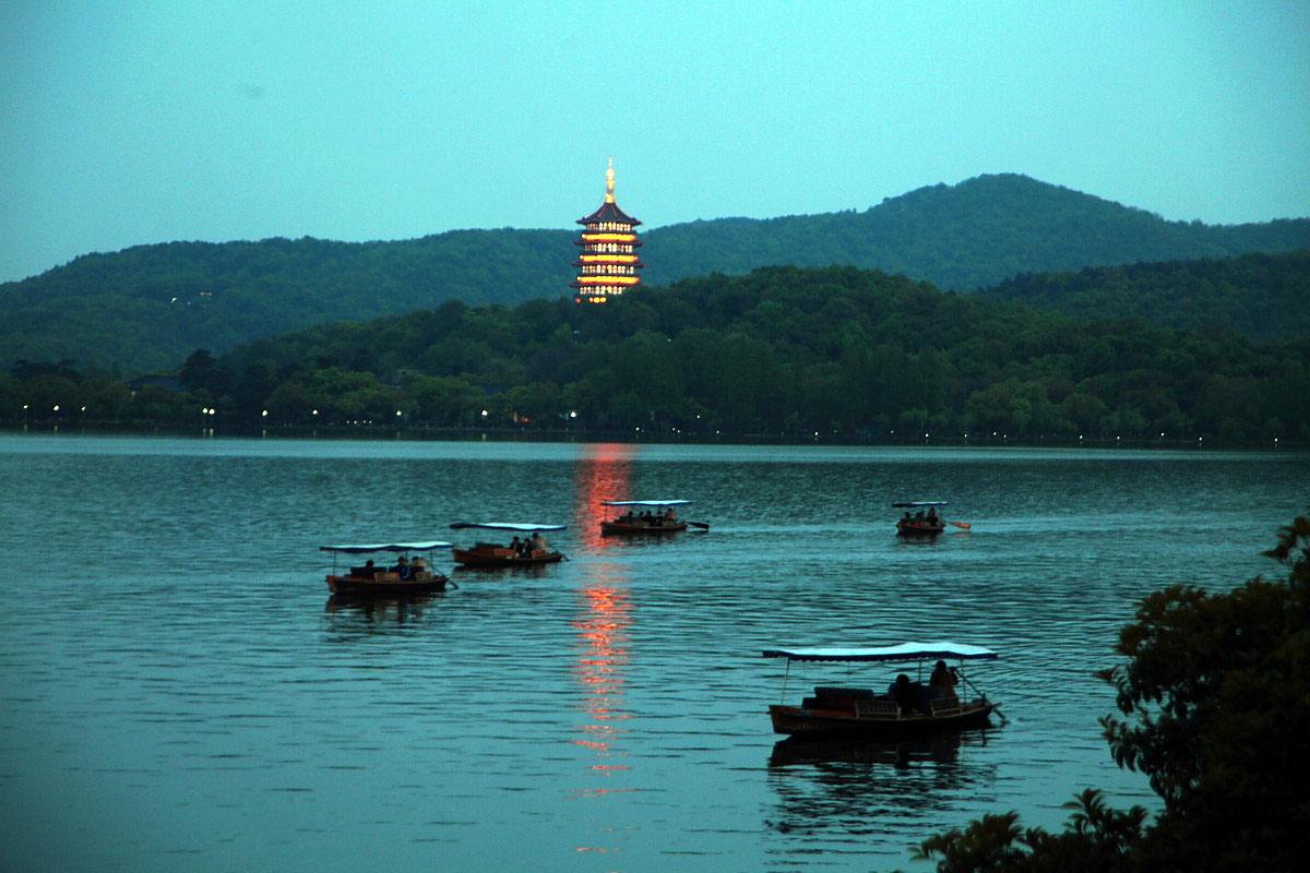 杭州西湖是世界文化遗产，中国大陆首批国家重点风景名胜区和中国十大风景名胜之一。