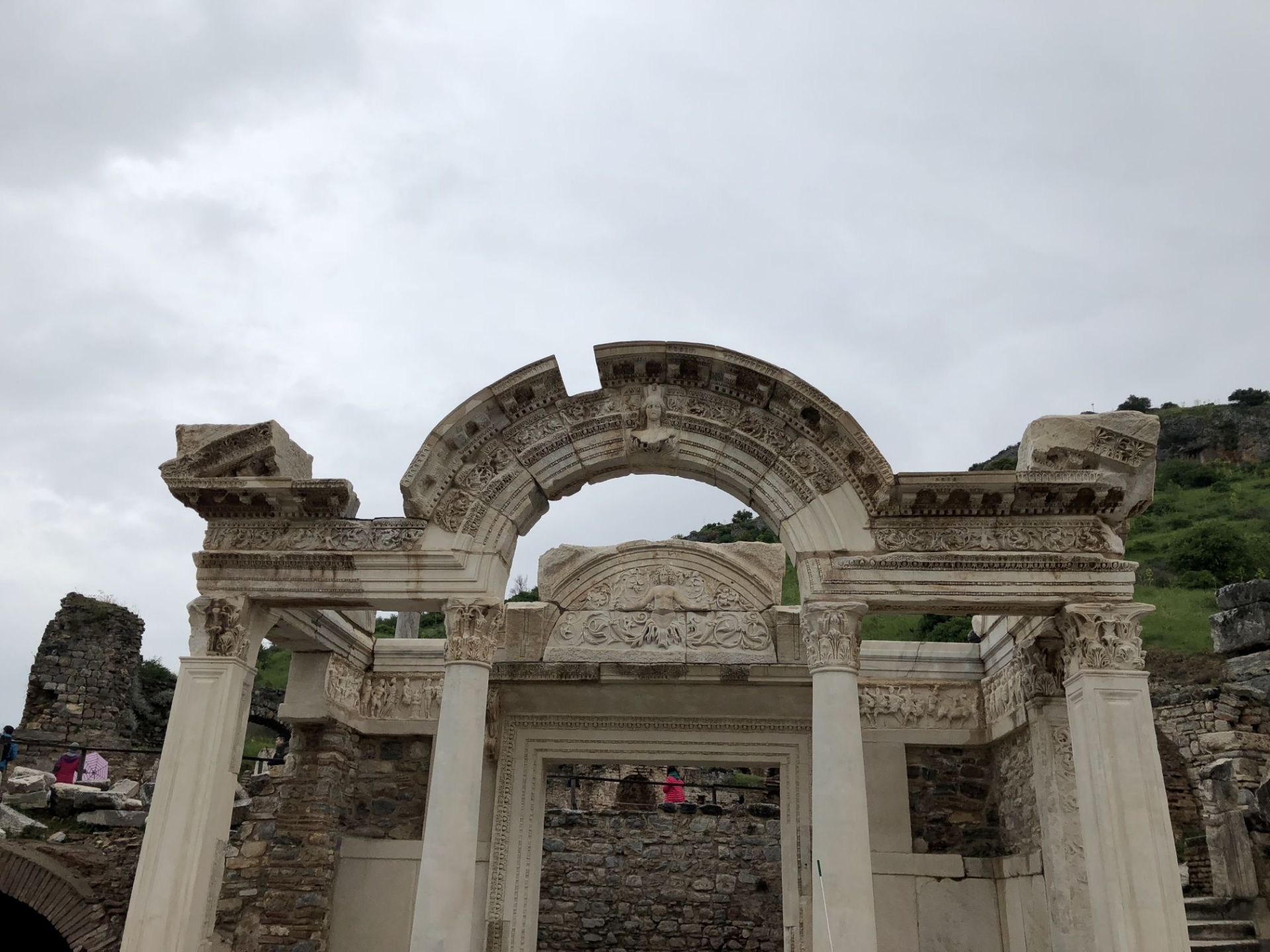 爱琴海畔的以弗所又译艾菲斯，是地中海东部保存的最好的古典城市，是体验和感受罗马时代生活的好地方。这座