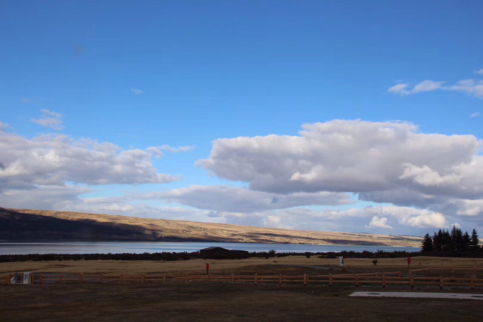 新西兰房车自驾15天-day3: 普卡基湖  普卡基湖位于库克山的南面，面积有169平方公里。说起它