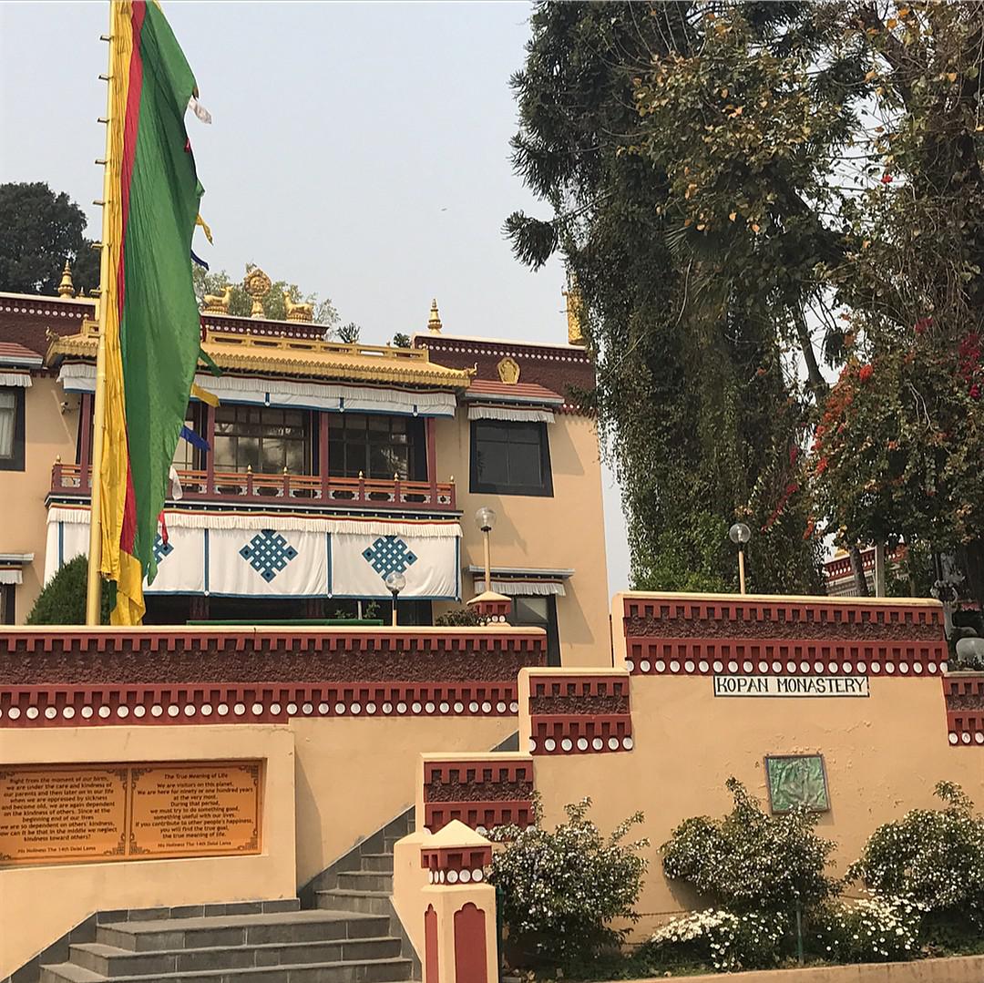 加德满都的佛缘  ——高班寺 现在的寺庙大多对外开放，高班寺也不例外。这是一个典型的藏传佛教寺院，我