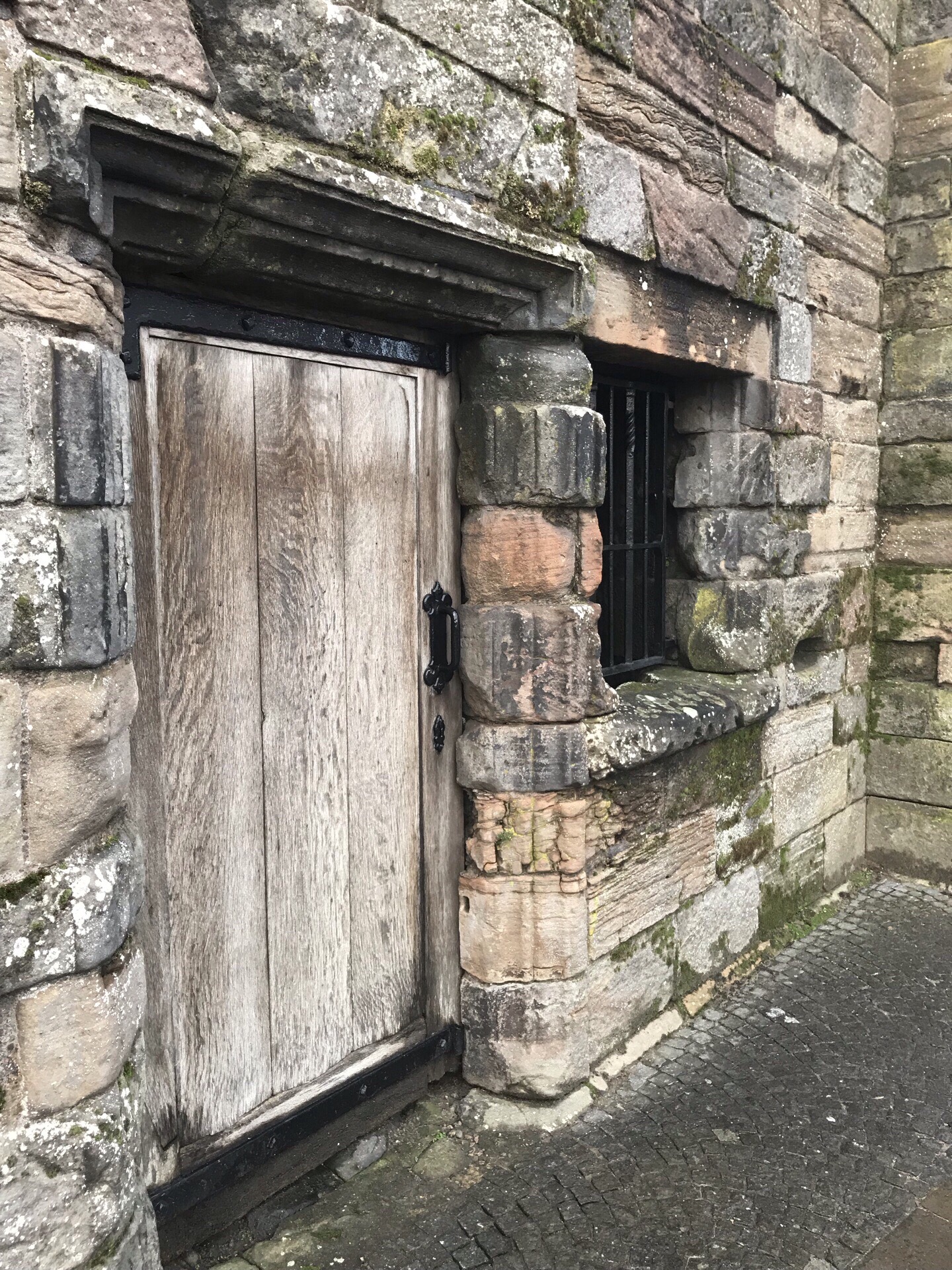 下火车步行去斯特灵城堡的路上，一定会路过老城监狱，斑驳的铁窗、浸渍着历史的原石砌墙，无不述说着统治者