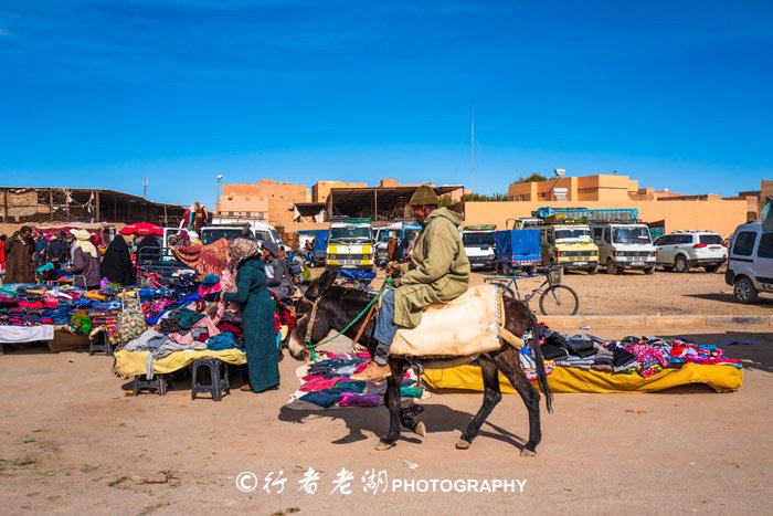 撒哈拉沙漠的游客来来往往，都会在梅尔祖卡短暂停留。人们喜欢去梅尔祖卡村庄听Gnawa（格纳瓦），那种