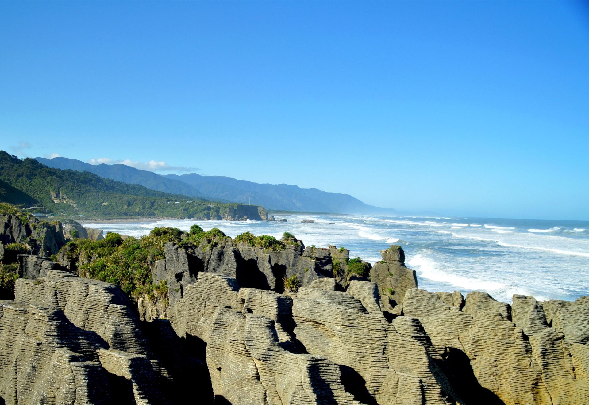 千层饼一样的岩石，层层叠叠的从海中堆砌，形成千姿百态的各种造型，海浪冲击小孔更形成人工彩虹。