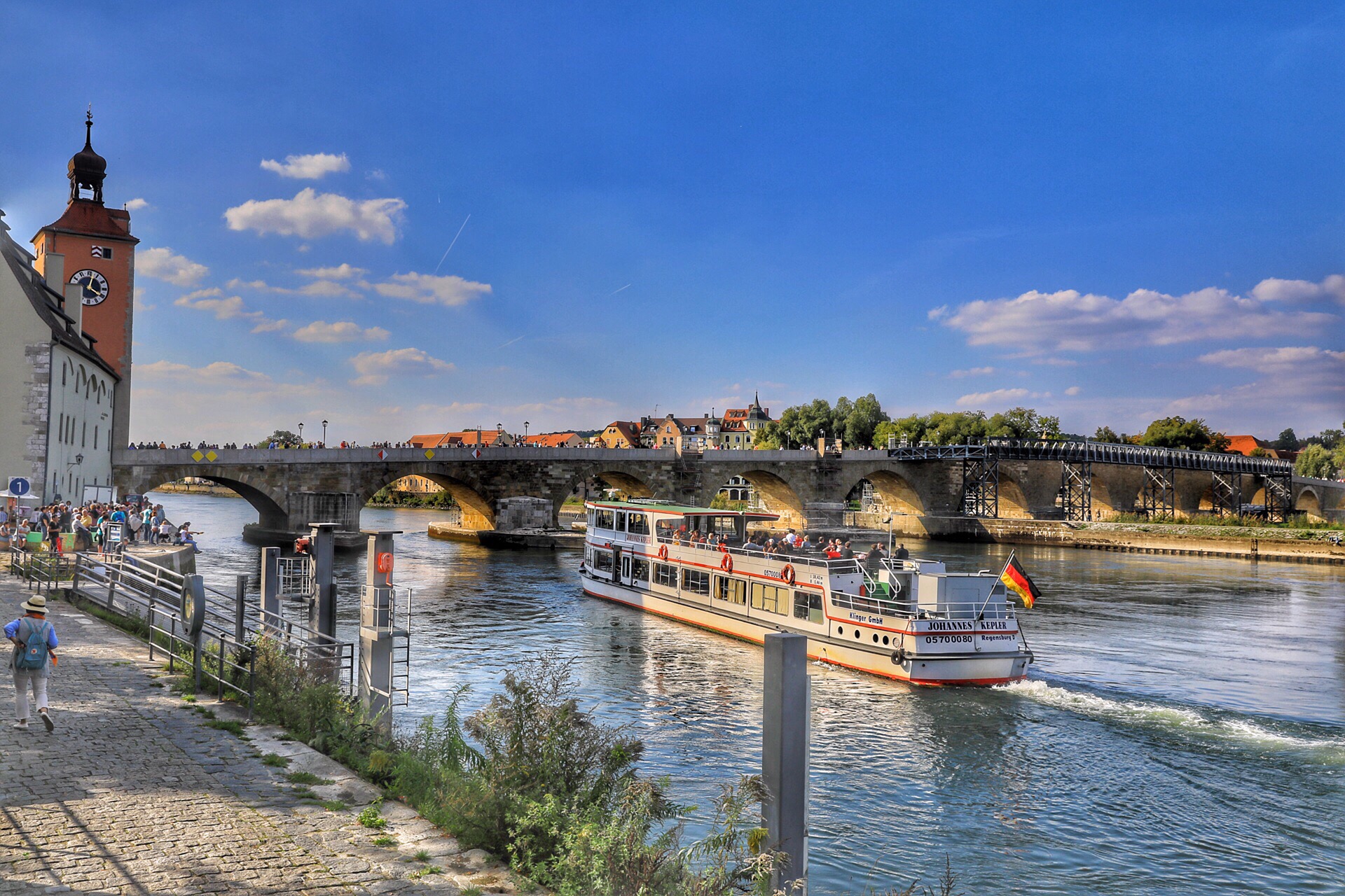 雷根斯堡 是多瑙河边一个美丽的古都，在 慕尼黑 以北140公里处。它历史悠久，自 罗马 时代便是沿多
