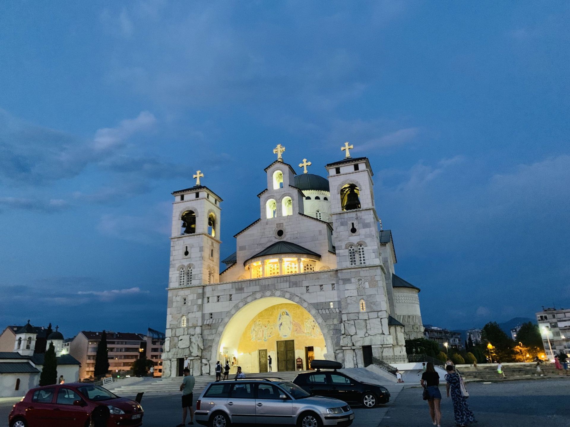 教堂夜晚和白天都好看，据说是巴尔干半岛最大的东正教堂，附近的餐厅也不错