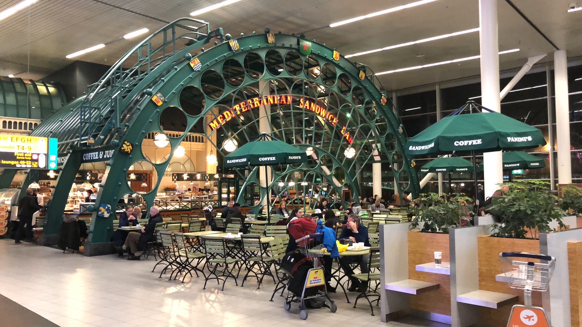 上次去德国开会时转机路过的阿姆斯特丹机场，荷兰的设计还是全球有名的，机场耶处处体现了人性化，过两个月