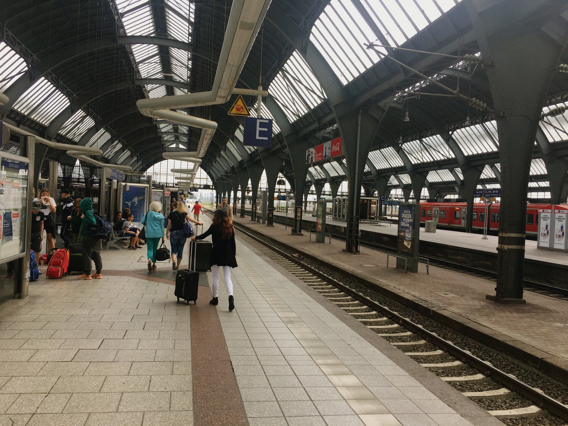 德国卡尔斯鲁厄的火车站，虽不及中国近年不断扩展的高铁站那么新，但历史悠久，设计个性，很不错。快速车，