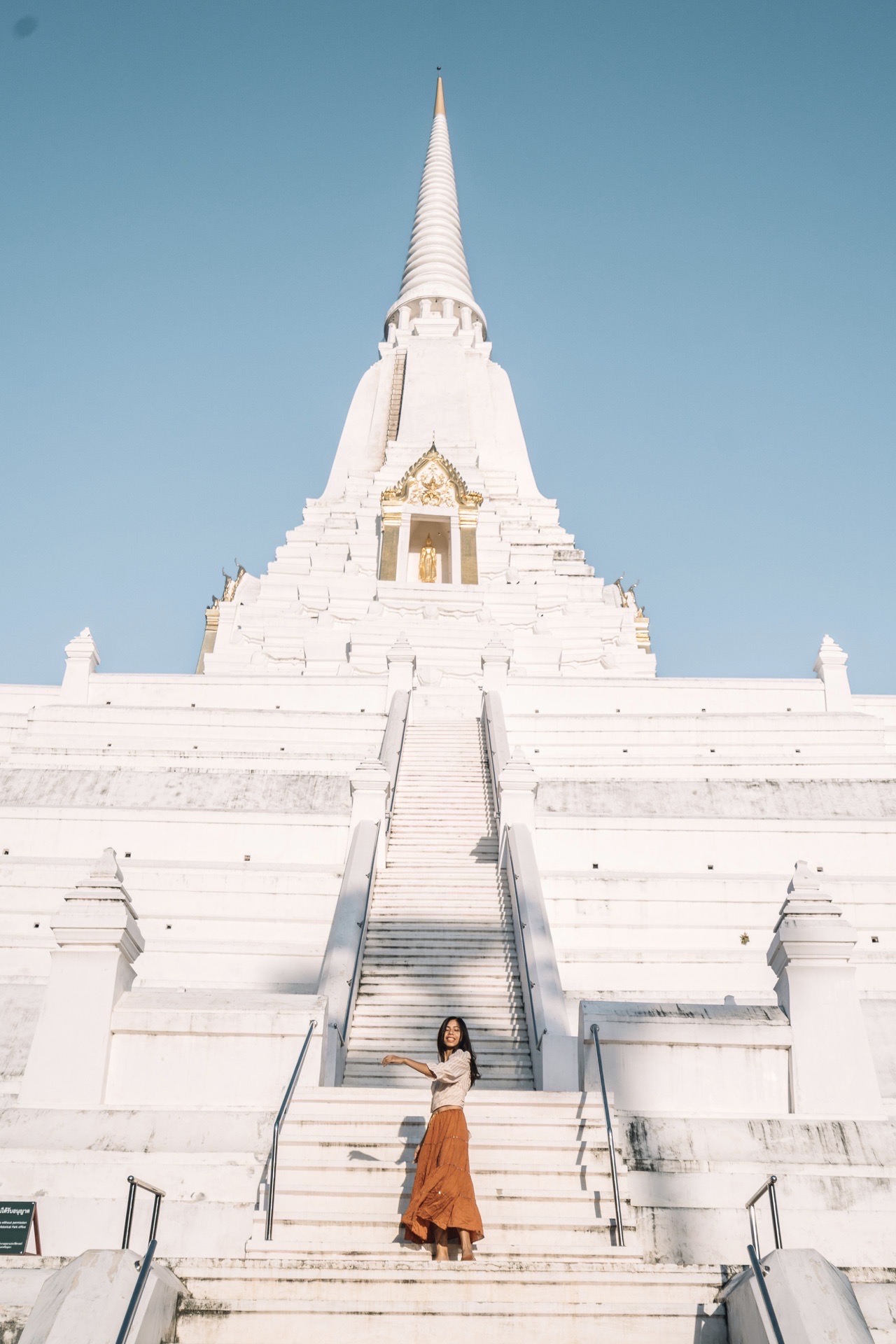 来泰国，千万不要错过这无人的白色佛塔  发现这个白色巨塔是在无意之中，这个白色巨塔是在曼谷周边一个小