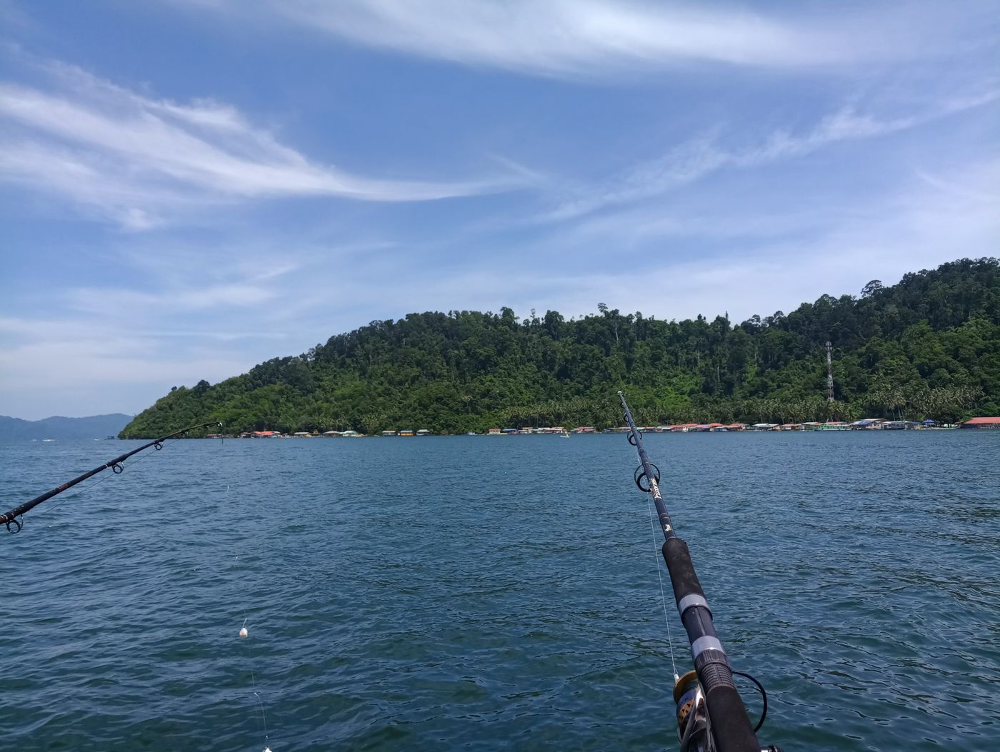 马来西亚亚庇沙比岛附近海钓。到达第一个钓点后，船员介绍海钓的操作方法，从挂鱼食、铅锤到收线，我们这种