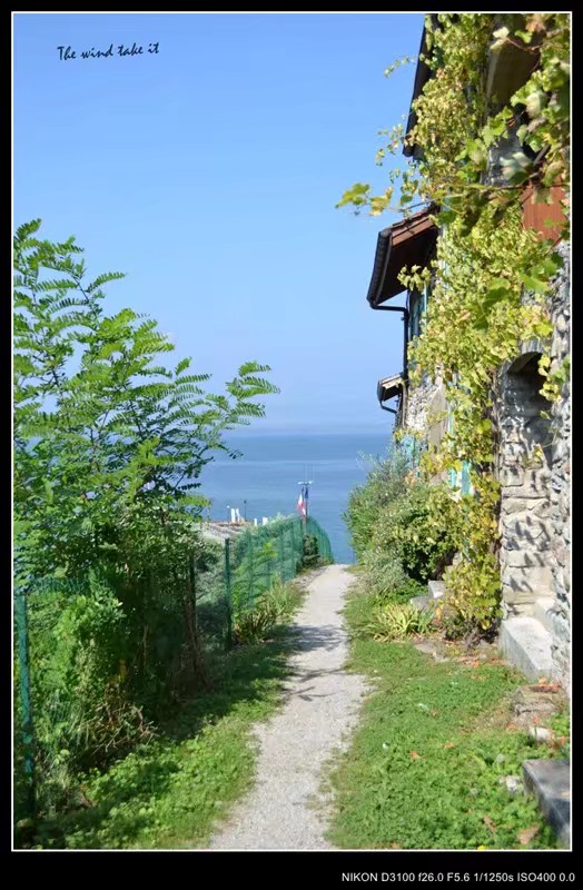 与瑞士仅有一湖之隔的最美法国鲜花小镇伊瓦尔（Yvoire）建于中世纪，完全由石头建造的。从瑞士的Ny
