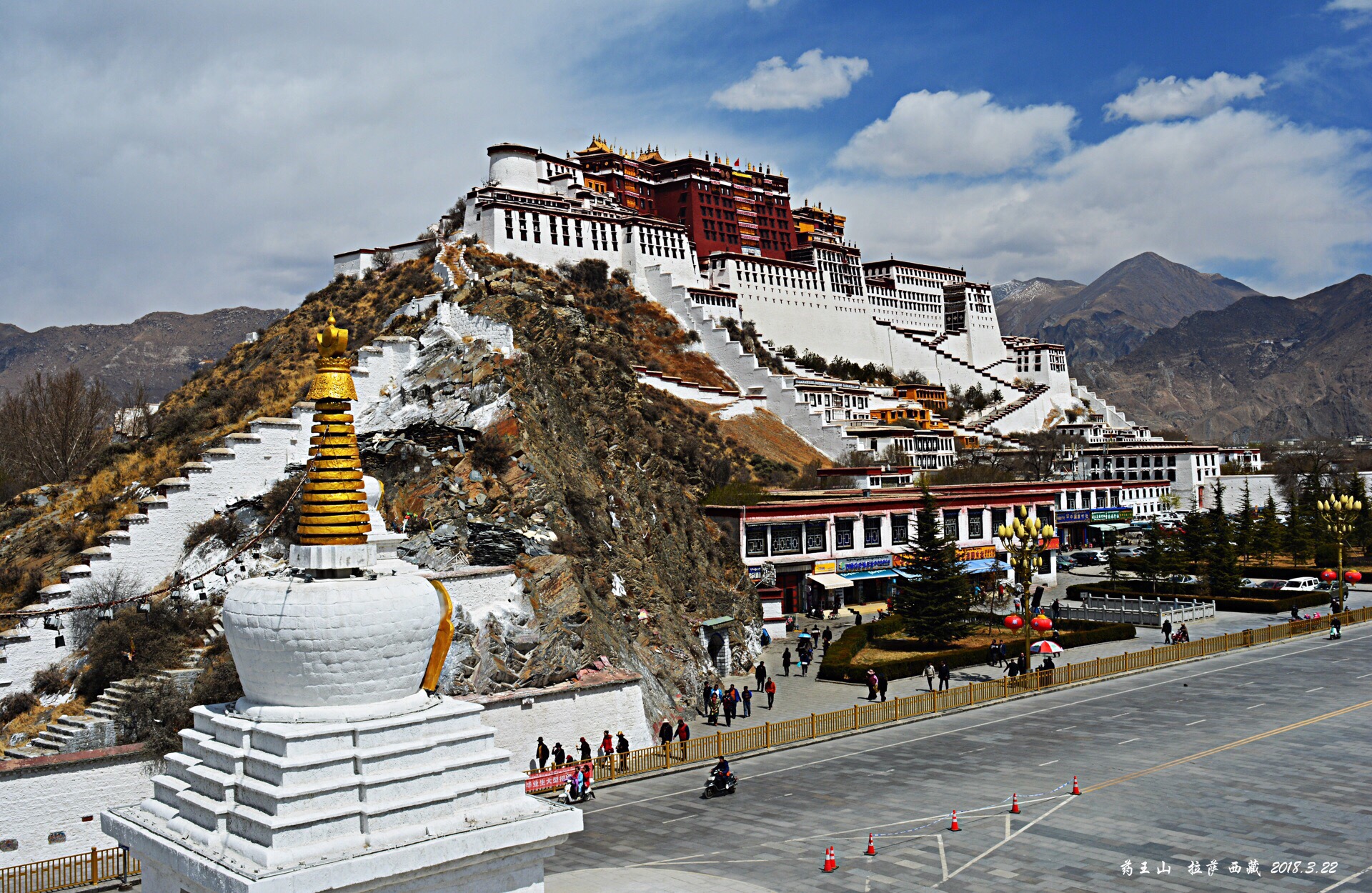西藏 拉萨 布达拉宫。 布达拉宫；海拔3700米，依山垒砌，群楼重叠，是藏式古建筑的杰出代表，中华民