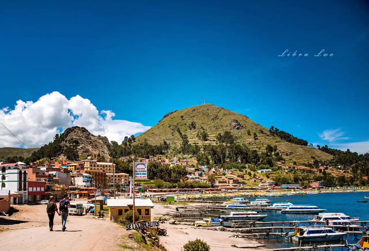 科帕卡瓦纳，位于玻利维亚和秘鲁两国交界处，这个小镇紧邻的的喀喀湖。比起专门花钱从拉巴斯或者库斯科跟团