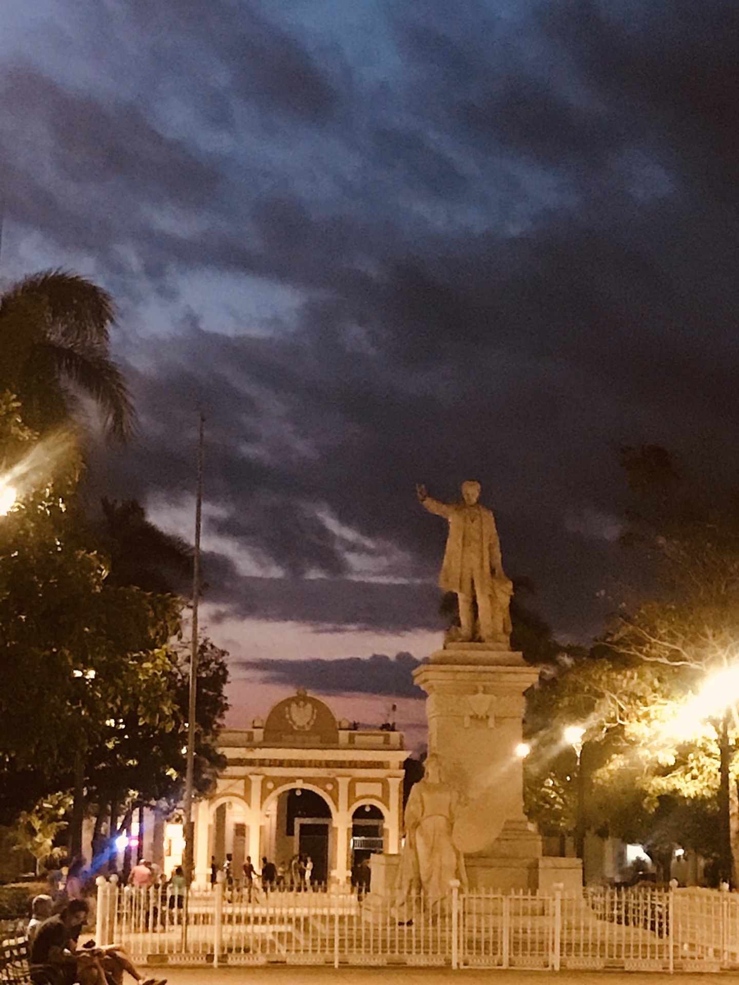Cienfuegos，中文名西恩富戈斯，是古巴岛南部的一座历史古城，涉临南海岸。历史悠久可以从街道上