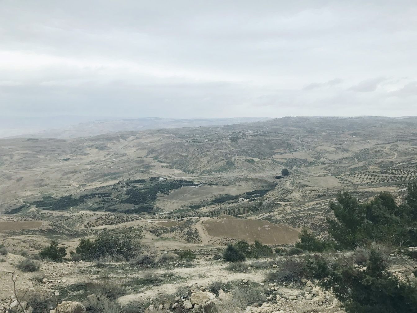 尼伯山位于约旦，离马赛克之城不远。 据《圣经》第34节记载，犹太教的创始人——摩西在此度过了生前的最
