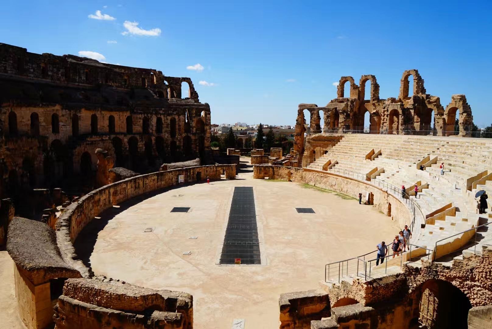 艾尔.杰姆斗兽场是世界上保存最完整的斗兽场。是古罗马帝国在非洲留下的一座著名的辉煌建筑。被描述为“世