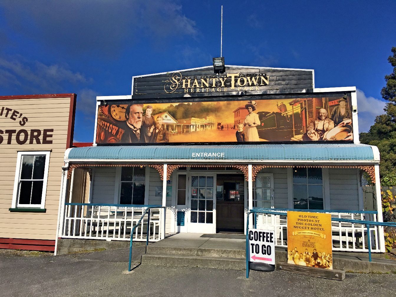 仙蒂镇，位于新西兰南岛西海岸最大城市格雷茅斯以南10公里，新西兰重要文化遗产景点，再现了建于 20 