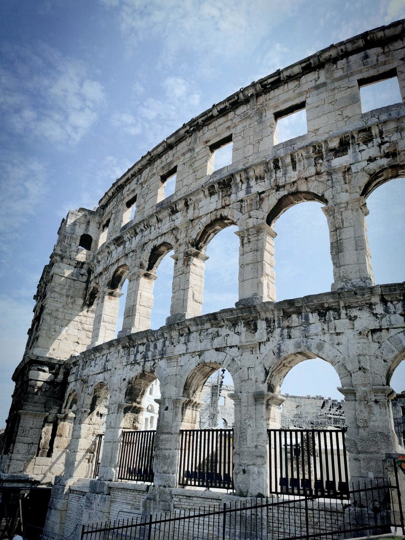 普拉竞技场，仅次于罗马的第二大。