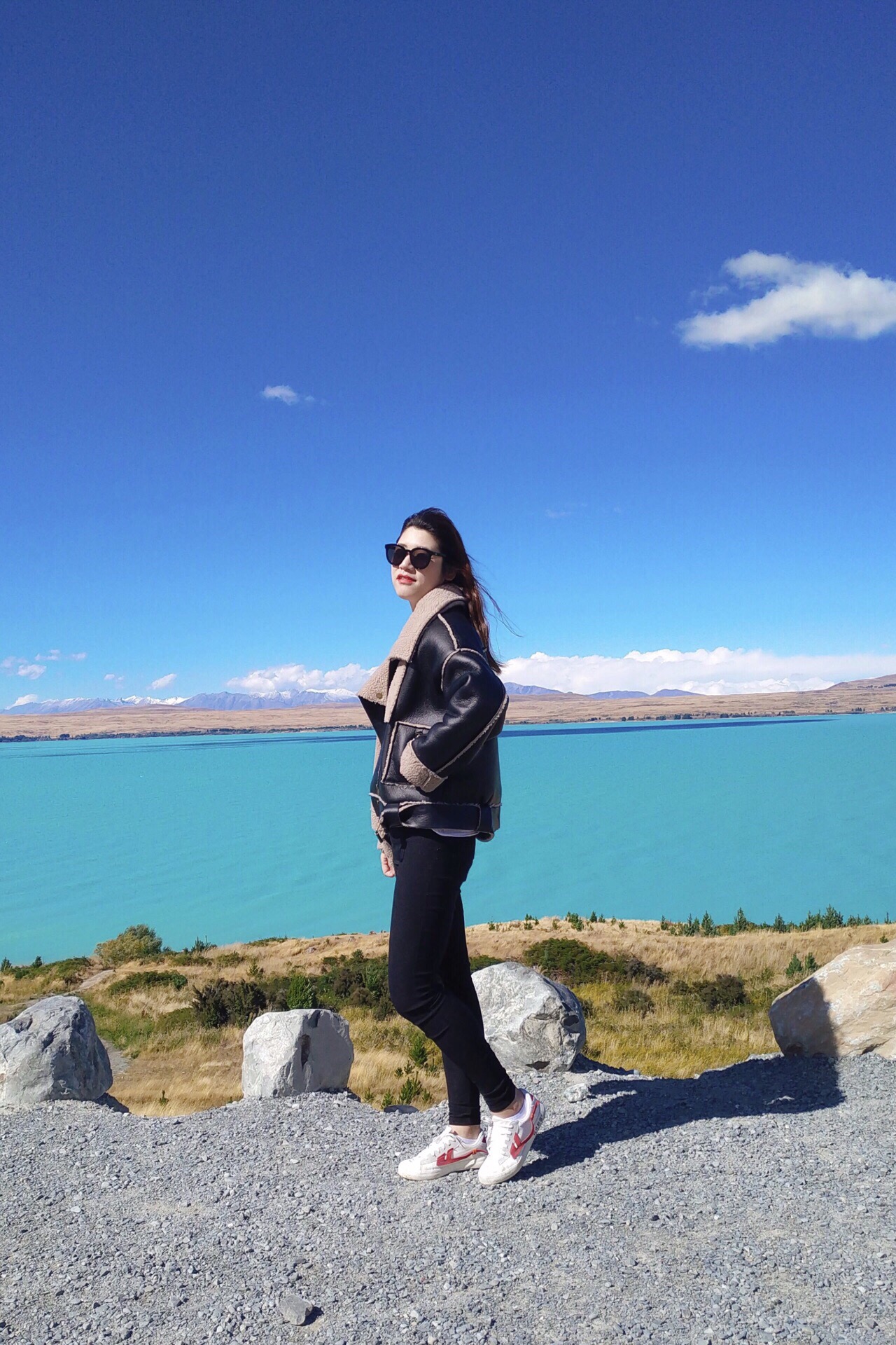 新西兰旅游|在普卡基湖遇见Tiffany蓝  普卡基湖是《霍比特人：五军之战》中长湖镇的原型，草甸，