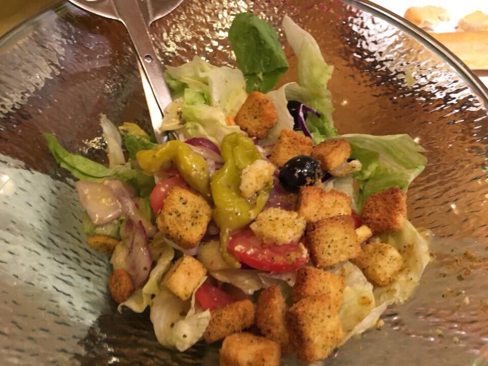 今天和老公又去了olive garden吃中饭。沙拉基本是每次必点，新鲜健康。今天两人都吃了意大利面