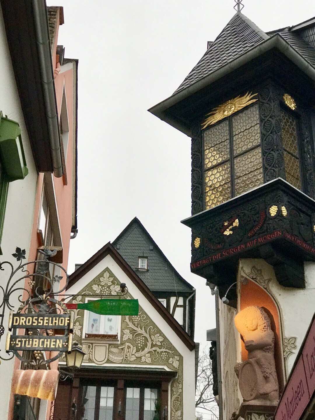 德国吕德斯海姆的画眉小镇，步行在小巷内非常有看点，小巷内的酒吧灯红酒绿很热闹。