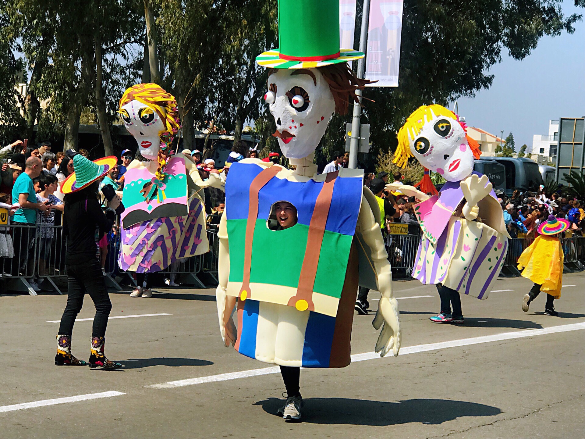 以色列普林节，每年在霍隆小镇都会举办普林节游行，参与的是当地的学校和各种团体