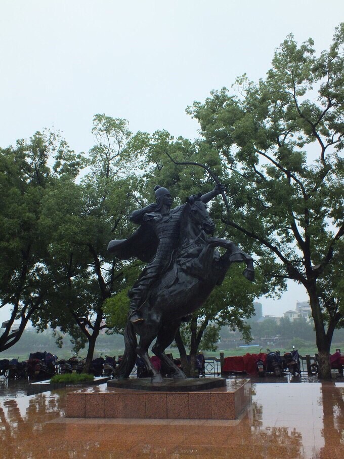 那日下着小雨，我来到伏波山公园，门口是伏波将军骑马射箭的雕塑，箭没了，因为已经射了出去，射在哪里？射