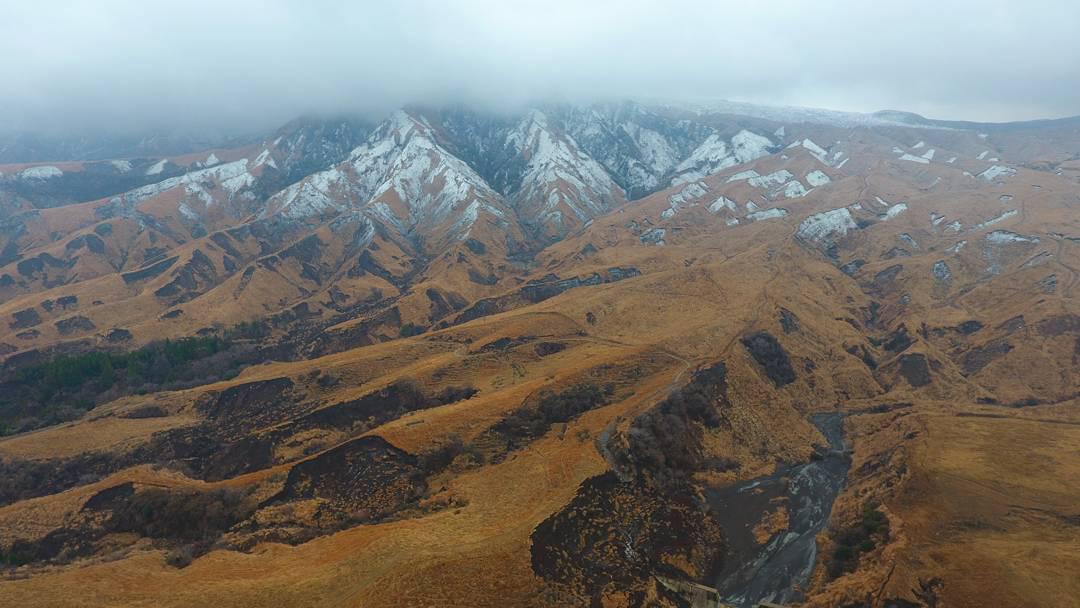 风吹草低见牛羊——草千里 阿苏火山是九州岛中一个至今活跃的火山，阿苏地区的火山挺多，其中这里的中岳火