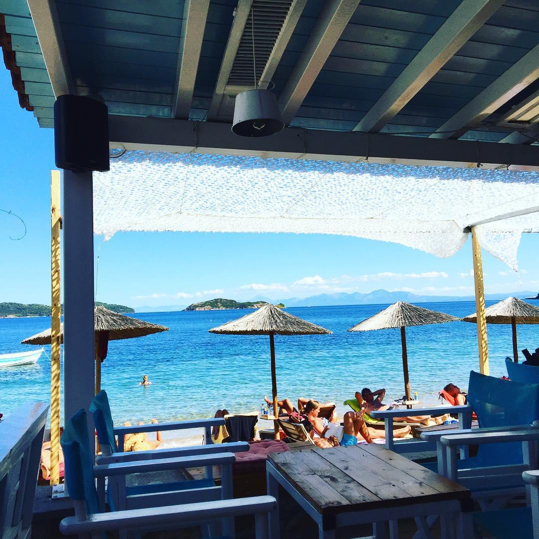 蔚蓝的海水，如画般的风景，不虚此行  我和闺蜜在这一次暑假来到了希腊，在希腊我们的第一站就是去到阿克
