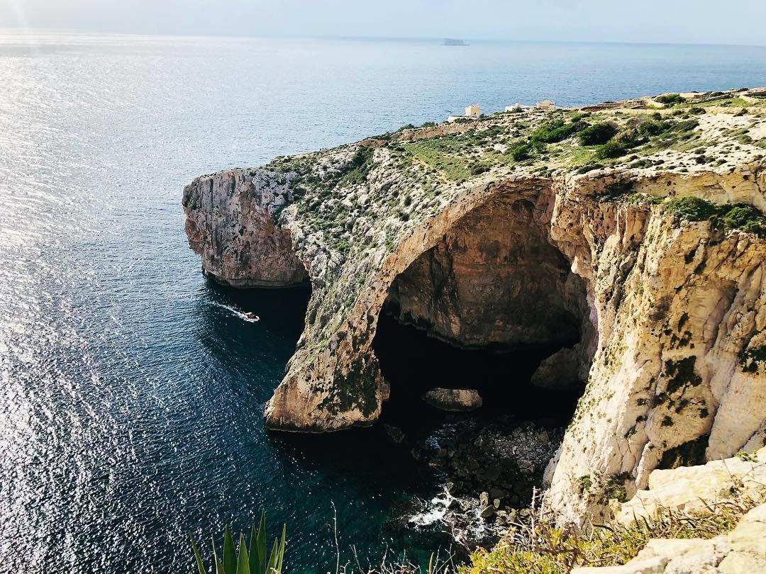 神秘的幽蓝洞穴-蓝洞  蓝洞初印象 蓝洞位于马耳他岛的西南角，是天然形成的水上洞穴，我提前在网上搜索